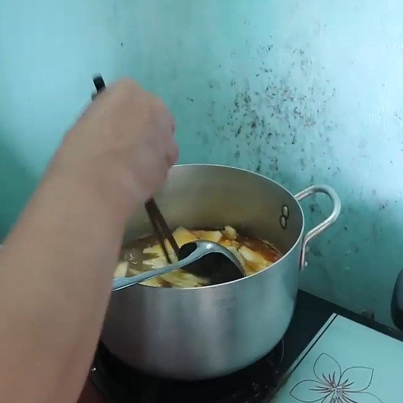 Step 4 Completing the broth Beef shank noodle