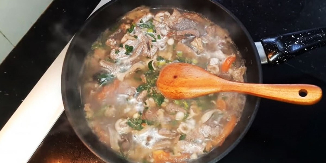 how to cook delicious pork trotters soup for a meal 15655