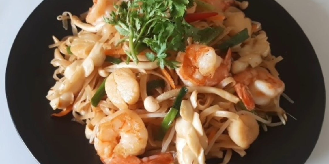how to make delicious seafood fried noodles simple recipe at home 08255