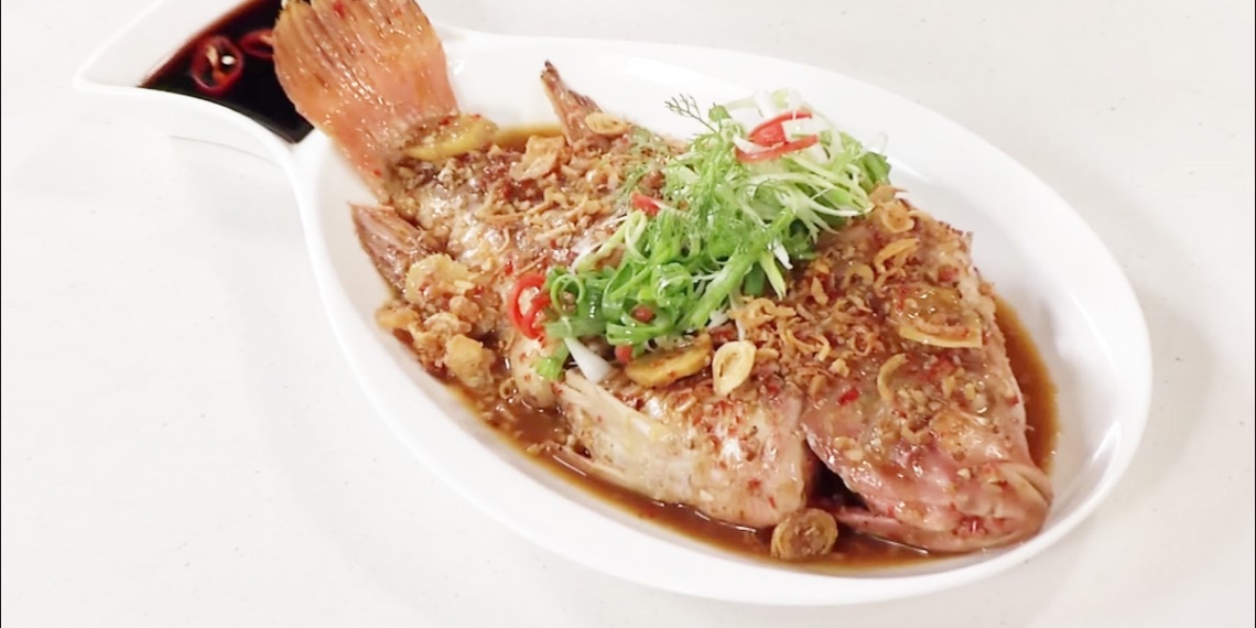 how to make sour salmon soup with hot pepper and lemon grass for family 00069