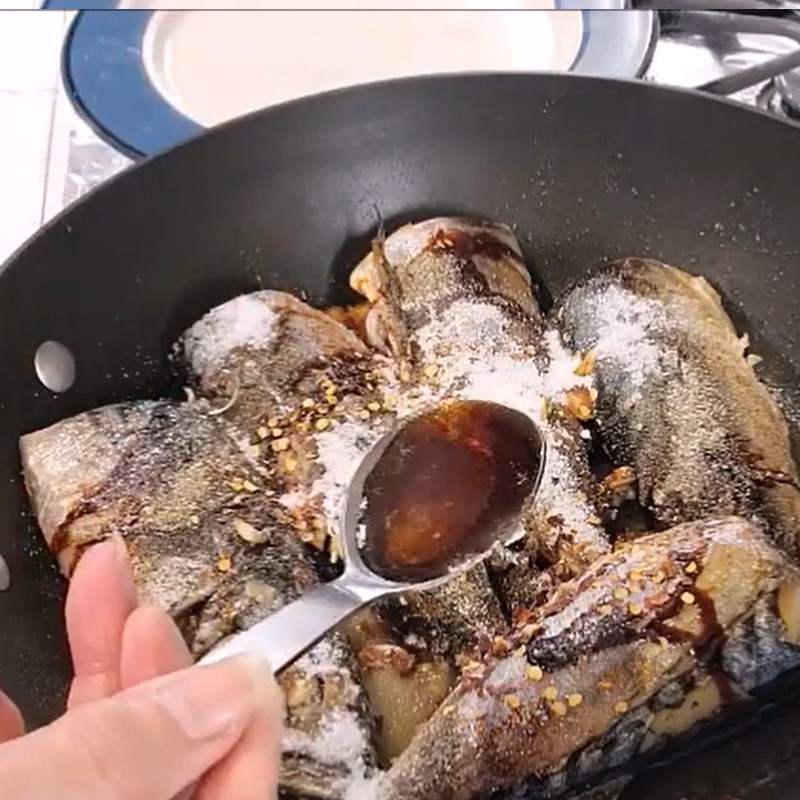 Step 3 Braise mackerel with coconut water Mackerel braised in coconut water