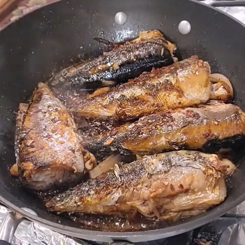 Step 3 Braise mackerel with coconut water Mackerel braised in coconut water