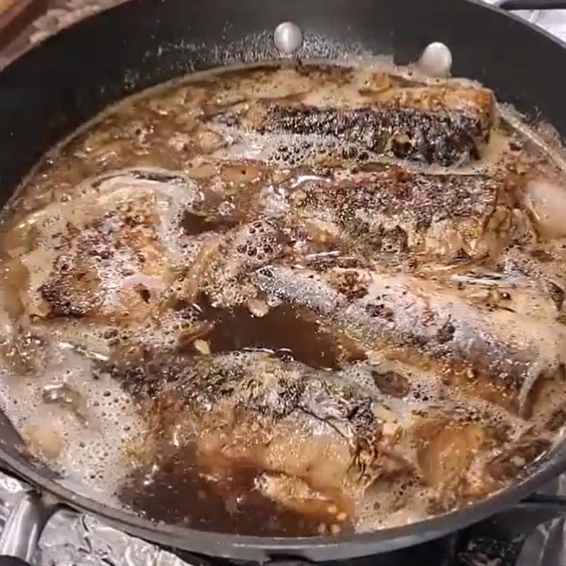 Step 3 Braise mackerel with coconut water Mackerel braised in coconut water
