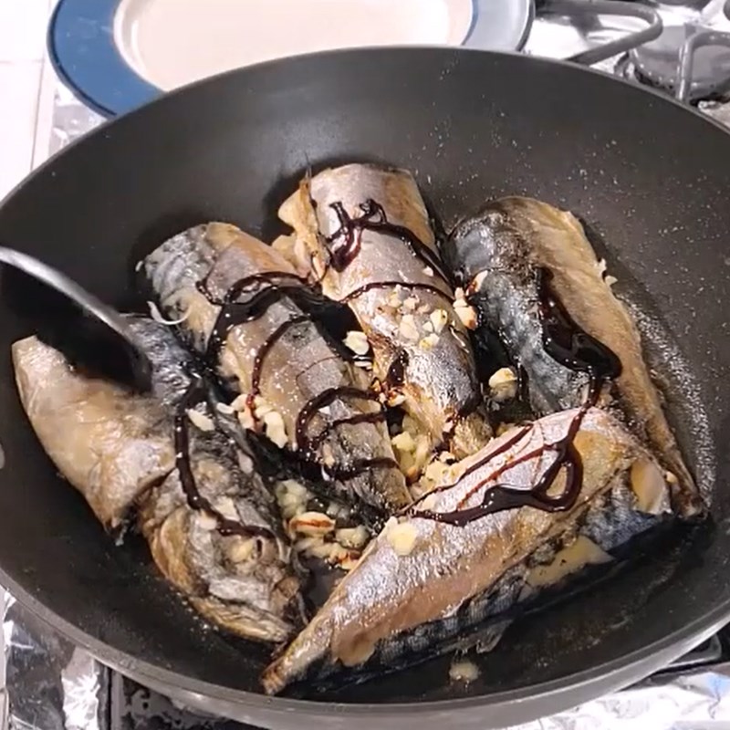 Step 3 Braise mackerel with coconut water Mackerel braised in coconut water