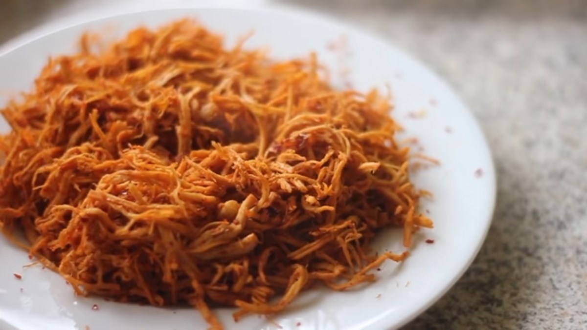 2 ways to make delicious spicy shredded dried chicken with a strong and appealing flavor 2 Spicy shredded dried chicken using a pan