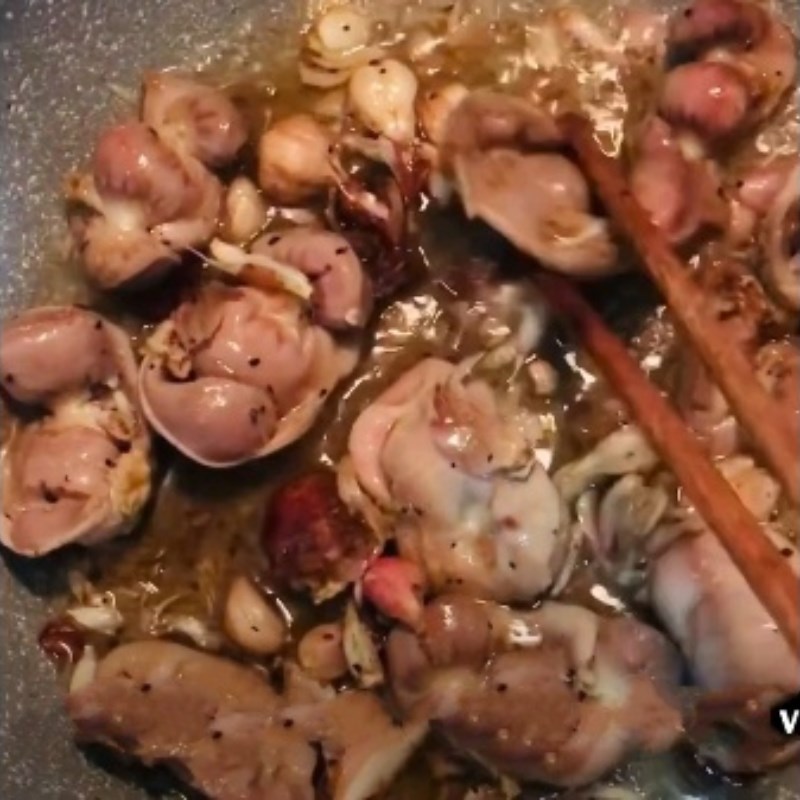 Step 3 Frying chicken gizzards with pepper
