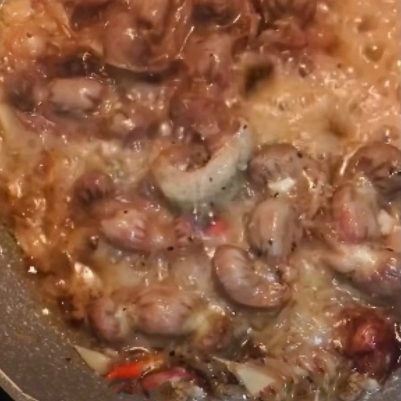 Step 3 Frying chicken gizzards with pepper