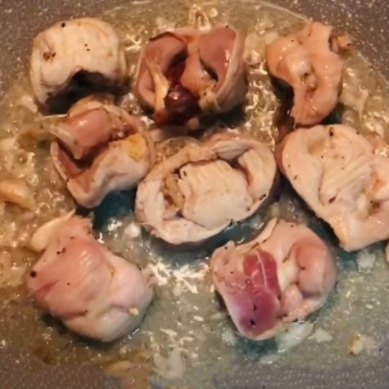 Step 3 Frying chicken gizzards with pepper