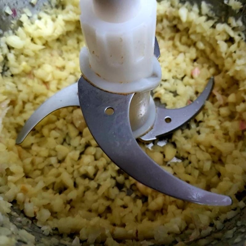 Step 1 Prepare the garlic Garlic soaked in honey