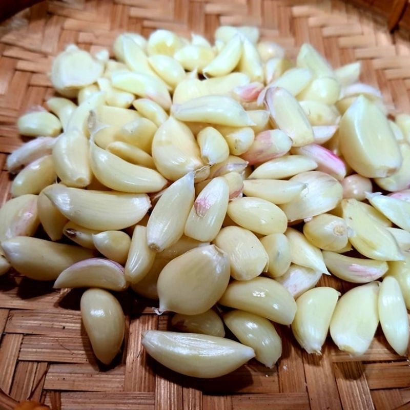 Step 1 Prepare the garlic Garlic soaked in honey