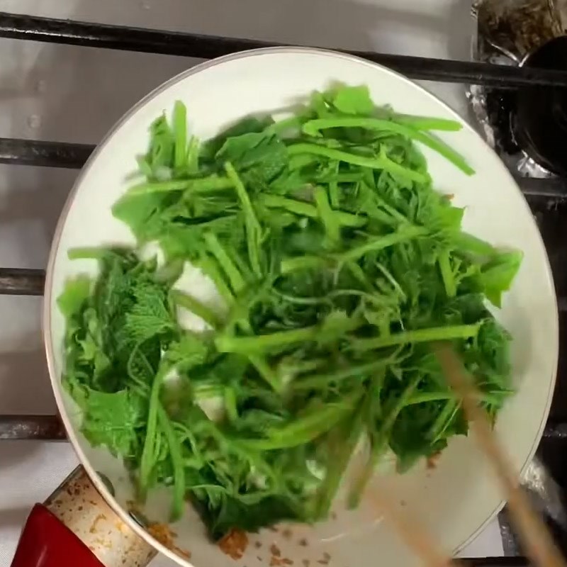 Step 2 Make stir-fried sponge gourd shoots with garlic Stir-fried sponge gourd shoots with garlic