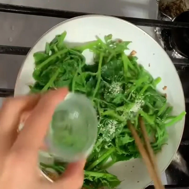 Step 2 Make stir-fried sponge gourd shoots with garlic Stir-fried sponge gourd shoots with garlic