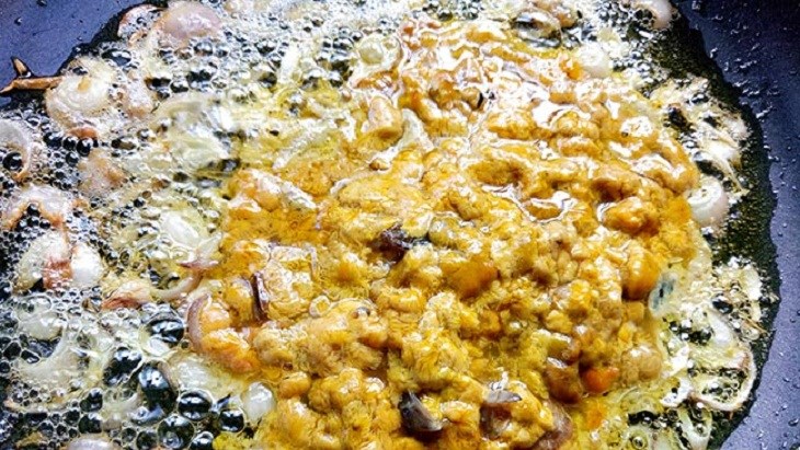 Step 2 Making crab roe Crab porridge