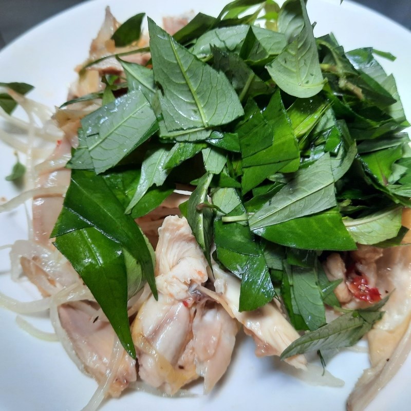Step 3 Making Chicken Salad with Vietnamese Balm Chicken salad with Vietnamese balm and onion