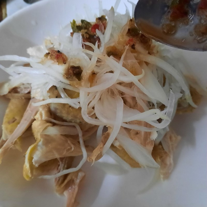 Step 3 Making Chicken Salad with Vietnamese Balm Chicken salad with Vietnamese balm and onion