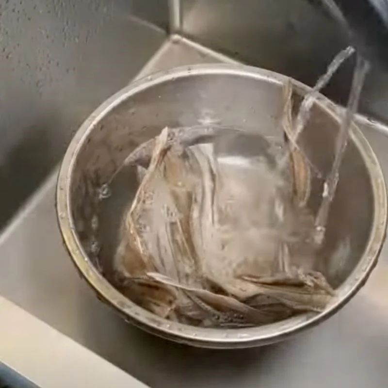 Step 1 Soften the dried mackerel Dried mackerel soup