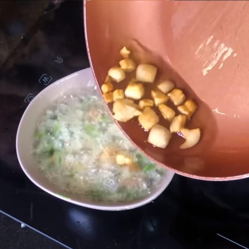 Step 7 Making scallion oil and crispy pork fat Egg and rib rice