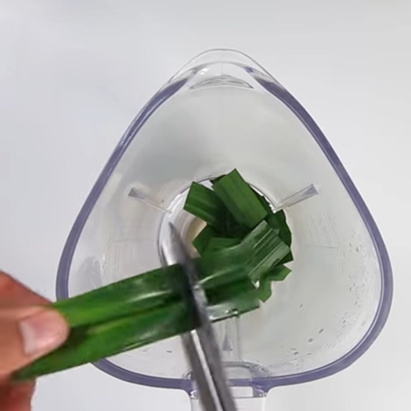 Step 1 Make pandan extract for pandan yogurt