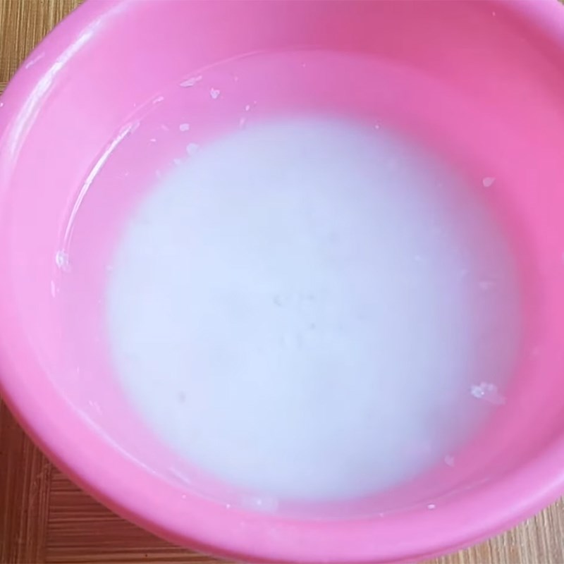 Step 1 Prepare clear lime water for Găng Jelly with Găng leaf powder