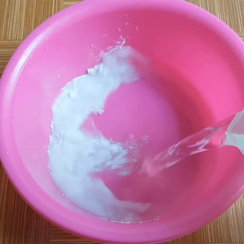 Step 1 Prepare clear lime water for Găng Jelly with Găng leaf powder