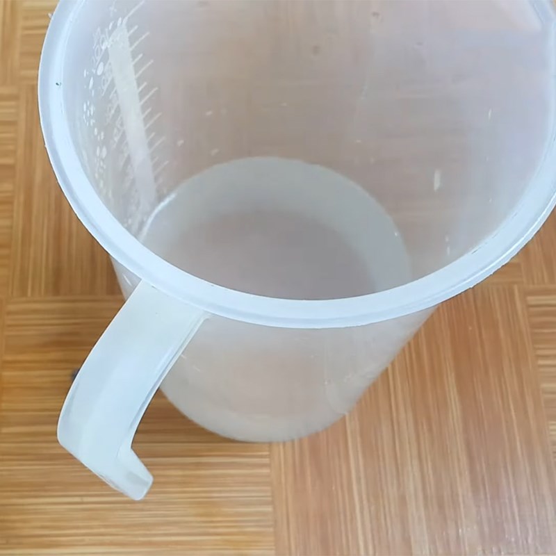 Step 1 Prepare clear lime water for Găng Jelly with Găng leaf powder