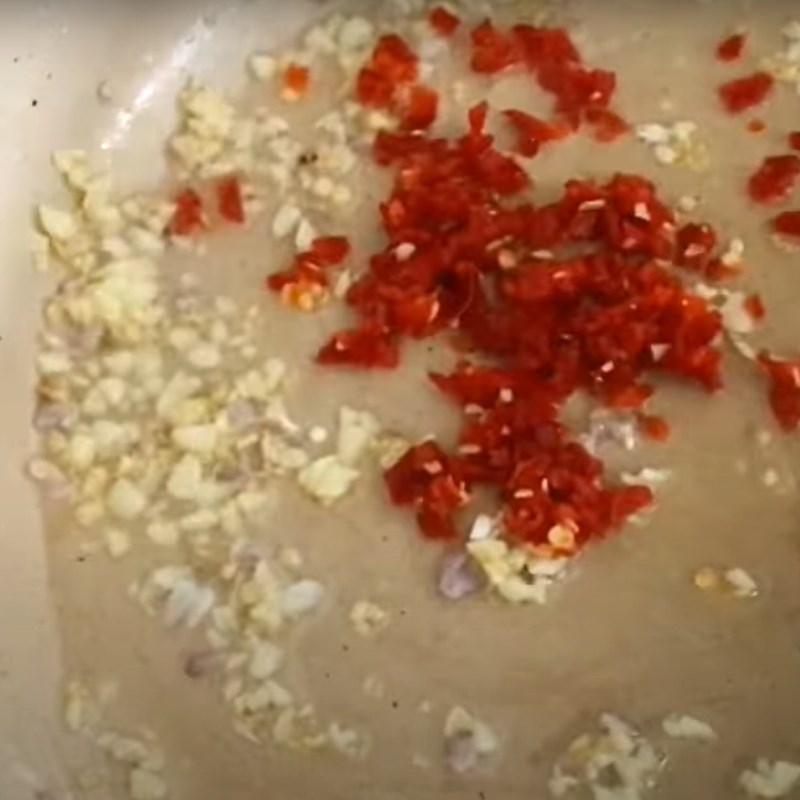 Step 3 Making garlic fish sauce for fried fish