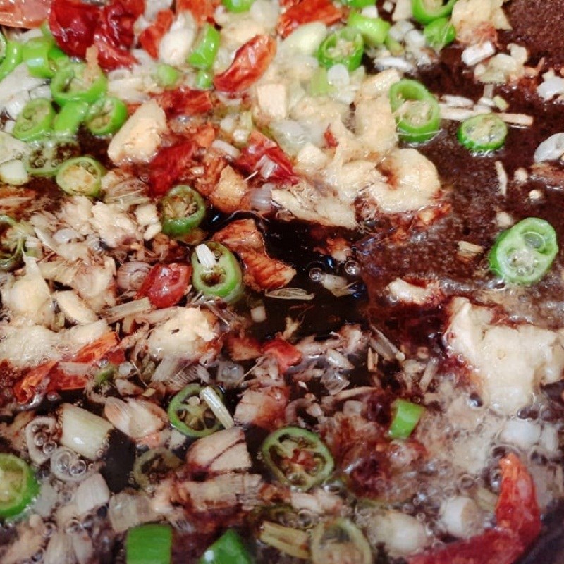 Step 3 Make spicy chili sauce for beer steamed carp
