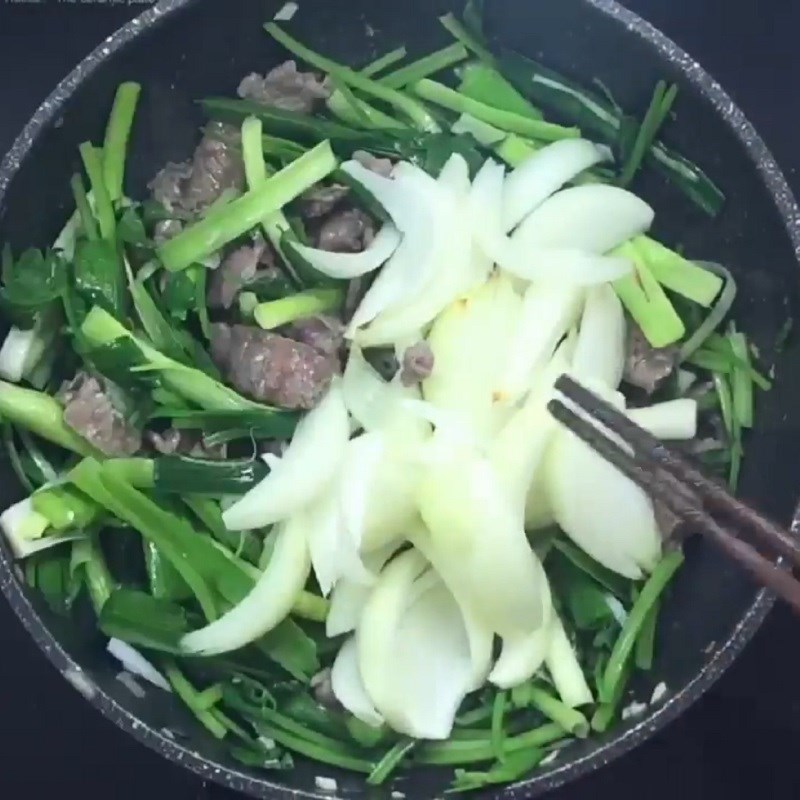 Step 4 Stir-fried beef with celery and leeks