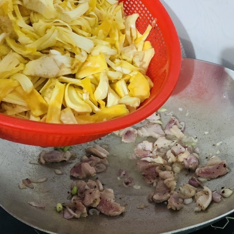 Step 2 Stir-fried jackfruit fibers with pork Stir-fried jackfruit fibers with pork