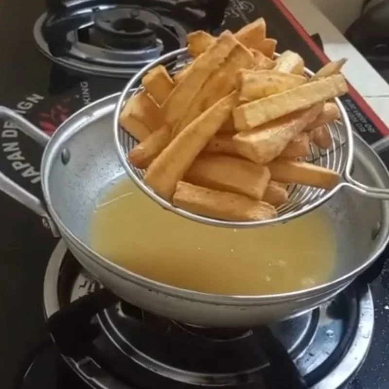 Step 2 Roll the flour and fry sweet potatoes Sweet potatoes with plums