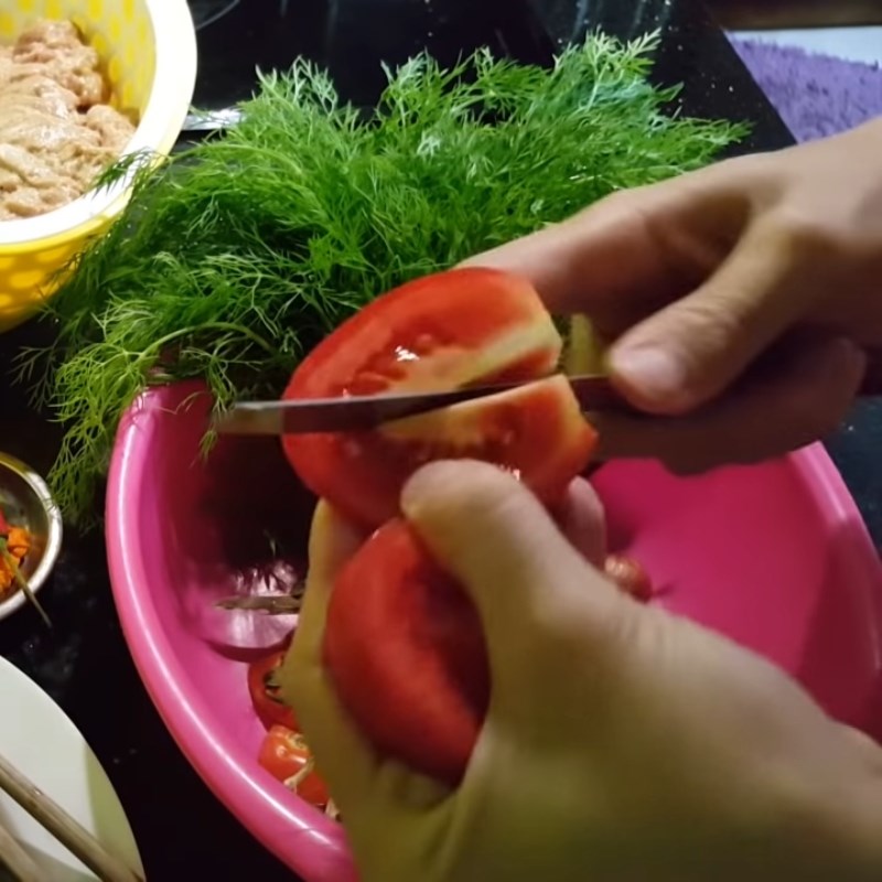Step 2 Prepare other ingredients for carp hot pot with pickled mustard greens