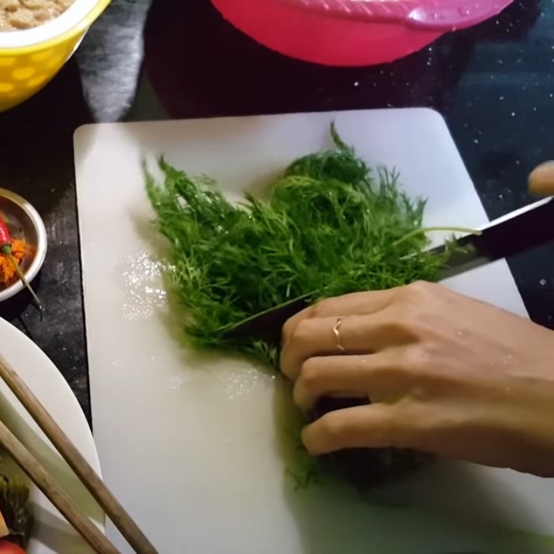 Step 2 Prepare other ingredients for carp hot pot with pickled mustard greens