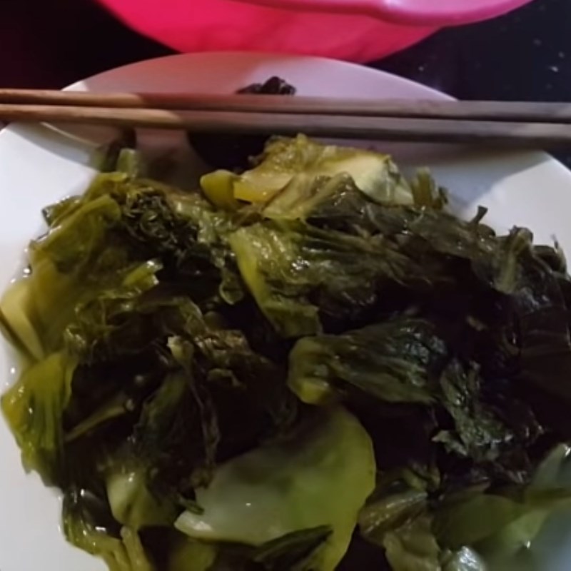 Step 2 Prepare other ingredients for carp hot pot with pickled mustard greens