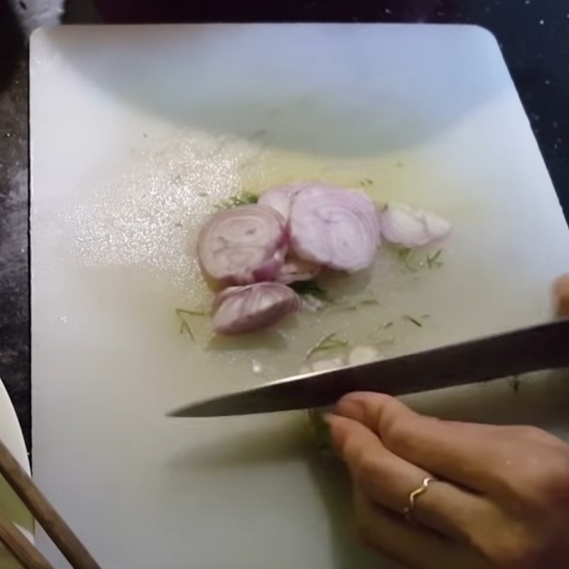 Step 2 Prepare other ingredients for carp hot pot with pickled mustard greens