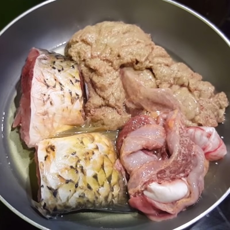 Step 3 Fry the carp for carp hot pot with pickled mustard greens
