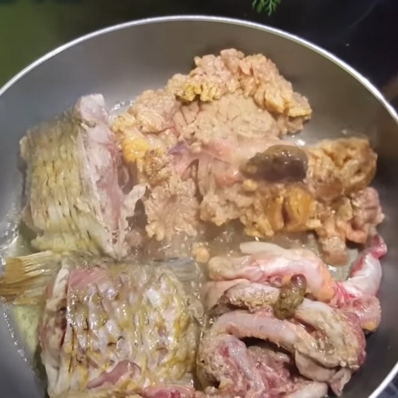 Step 3 Fry the carp for carp hot pot with pickled mustard greens