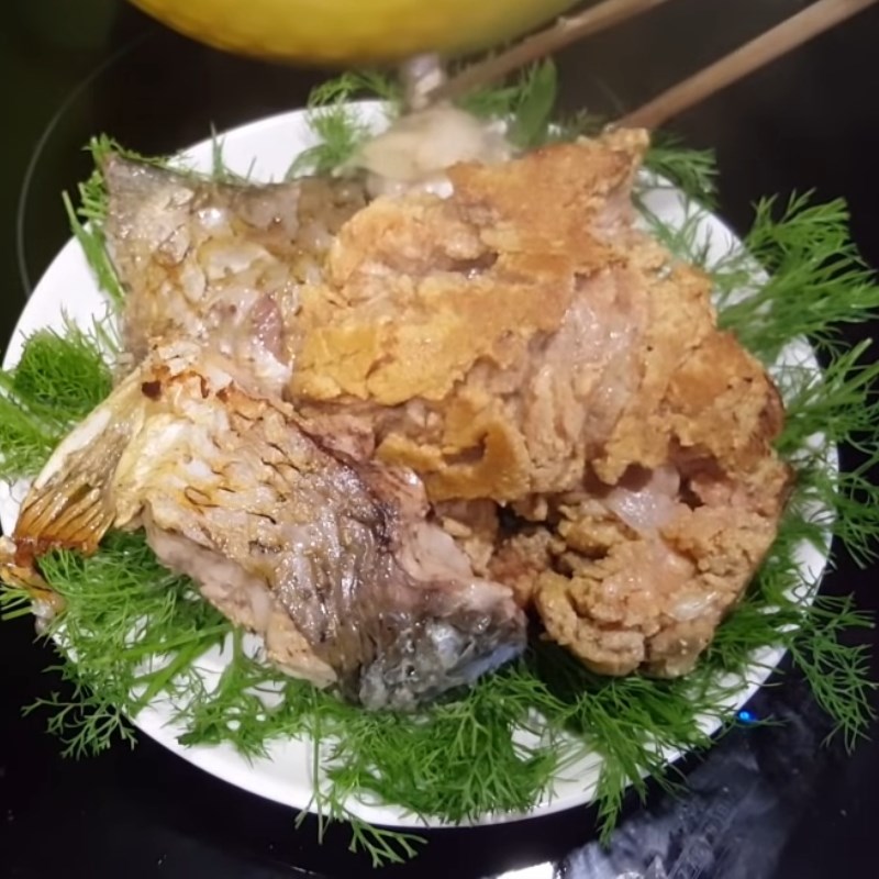 Step 3 Frying the carp for sour carp hotpot