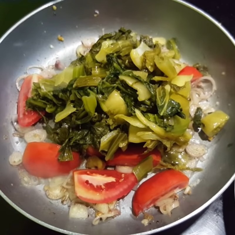 Step 4 Cooking sour hotpot and finishing Sour carp hotpot