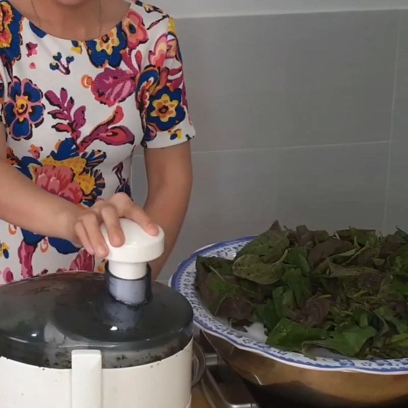 Step 1 Extract mugwort juice for Chinese mugwort dessert