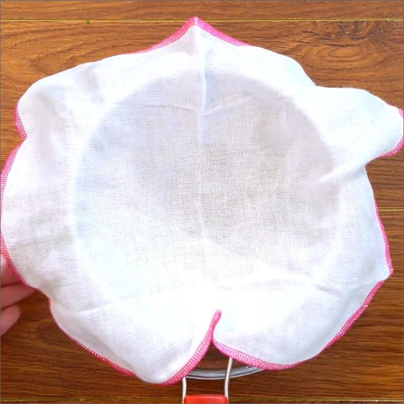 Step 2 Strain găng leaves for fresh găng jelly