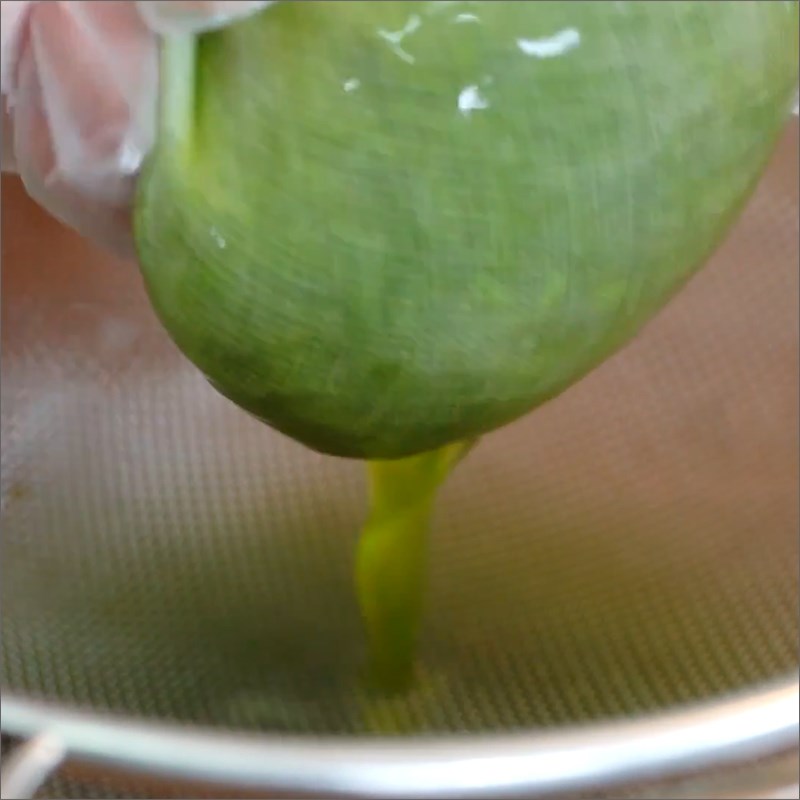 Step 2 Strain găng leaves for fresh găng jelly