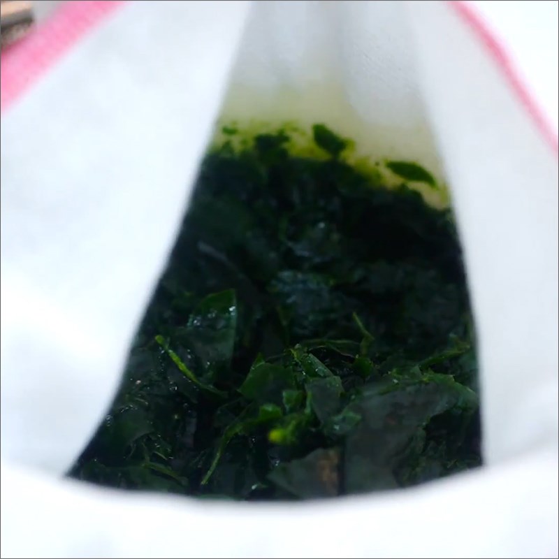 Step 2 Strain găng leaves for fresh găng jelly