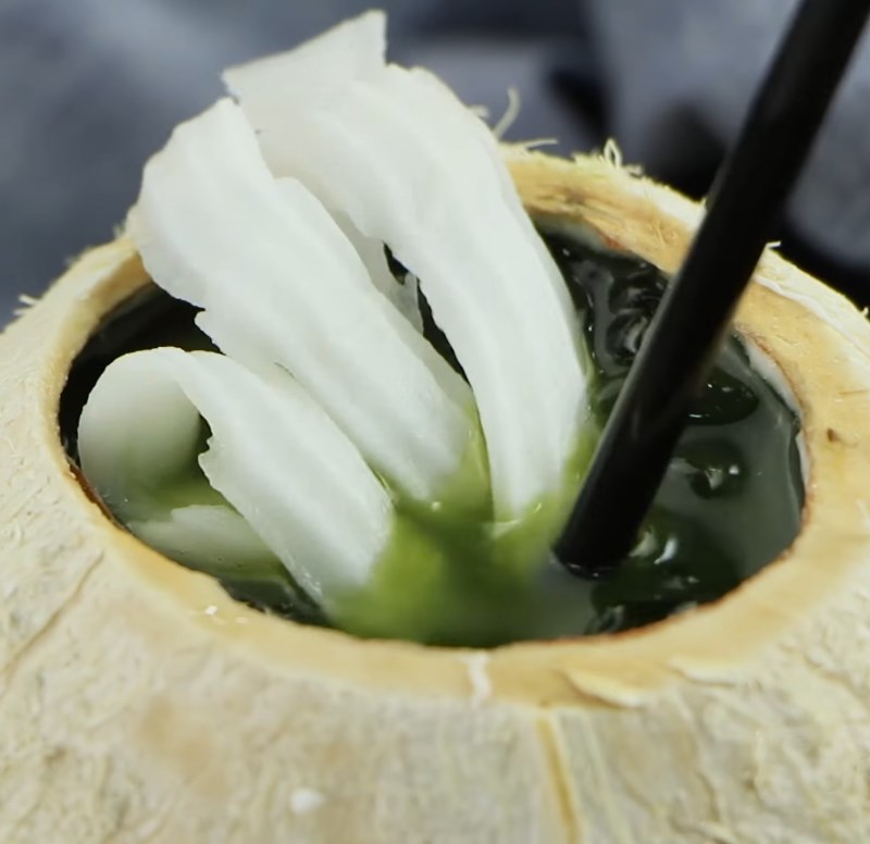 Step 3 Filter the water pennywort with coconut water and complete Water pennywort with coconut water