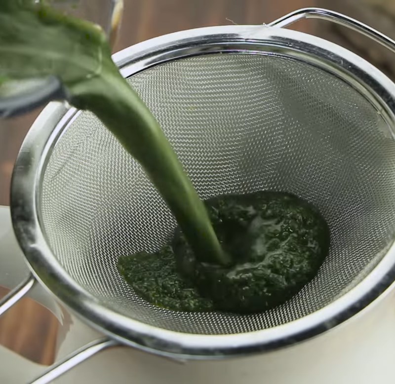 Step 3 Filter the water pennywort with coconut water and complete Water pennywort with coconut water