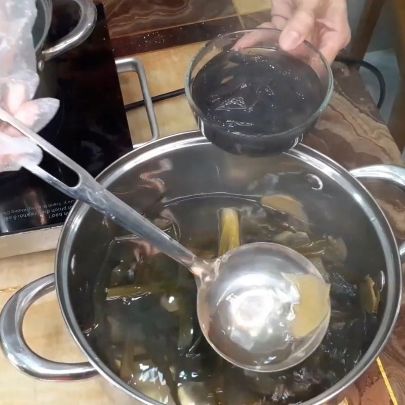 Step 5 Boil the mugwort flour strands Chinese Mugwort Cake