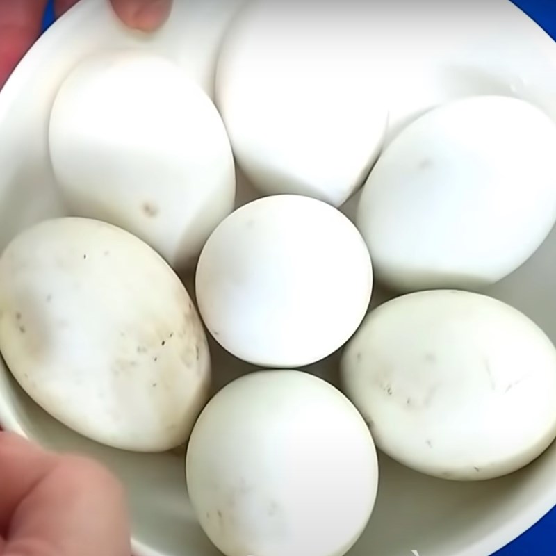 Step 4 Boil fertilized duck eggs Crab porridge with fertilized duck egg