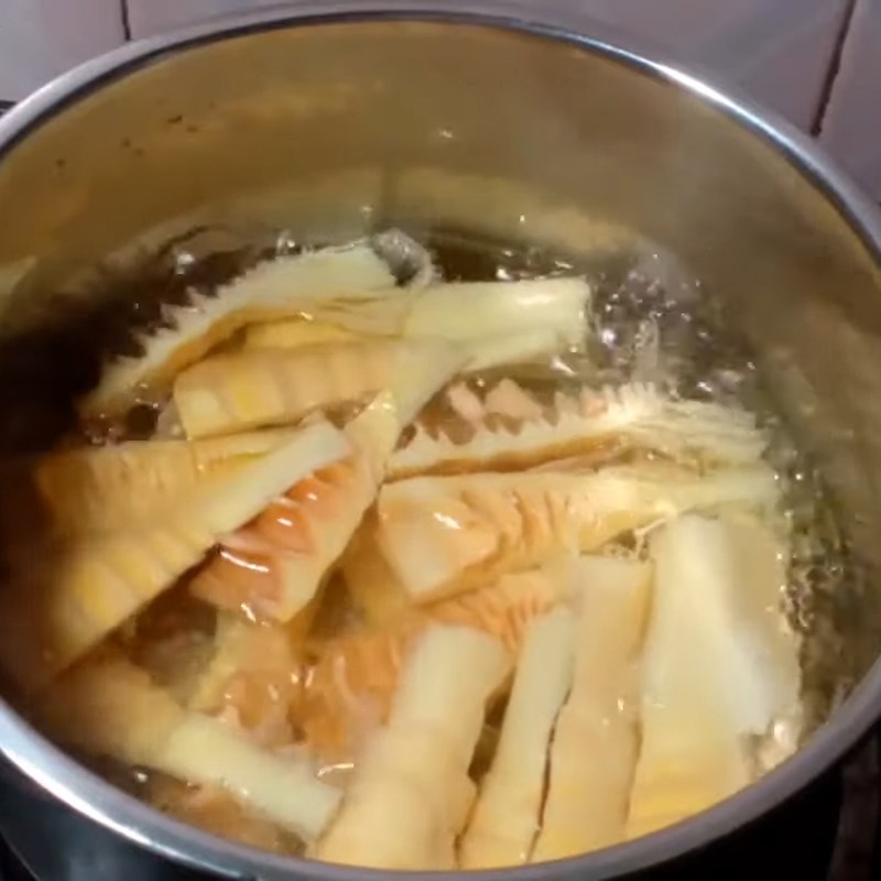Step 3 Boil bamboo shoots Braised ribs with bamboo shoots