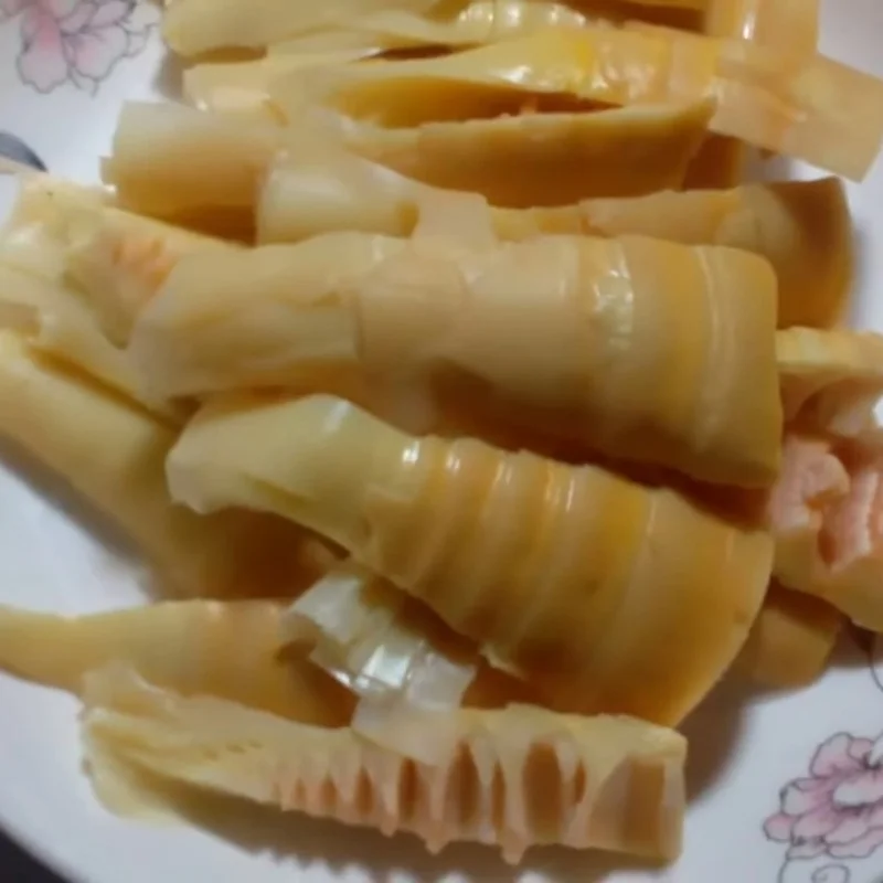 Step 3 Boil bamboo shoots Braised pork with bamboo shoots
