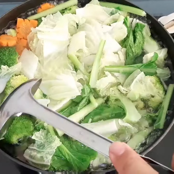 Step 2 Boil vegetables Stir-fried razor clams with vegetable noodles