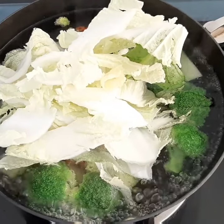 Step 2 Boil vegetables for stir-fried razor clams with noodles